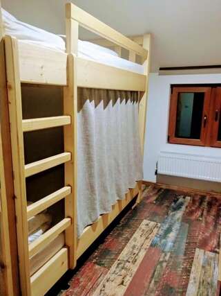 Хостелы Downtown Hostel Брашов Кровать в общем 4-местном номере для мужчин и женщин-16