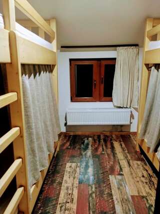 Хостелы Downtown Hostel Брашов Кровать в общем 4-местном номере для мужчин и женщин-17